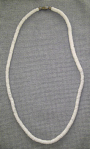 WHITE ROUND CLAM SHELL NECKLACE