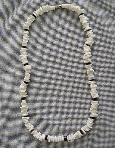 White Square-Cut Clam Shell w/ Black Pin Hammered Pin Necklace